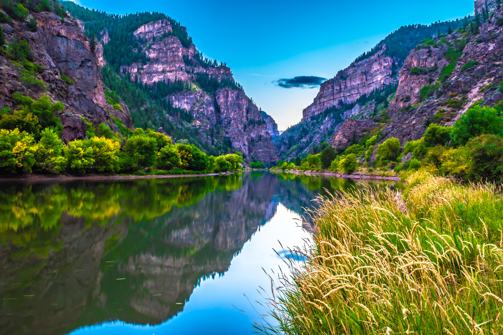 Beautiful,Fall,Hike,At,Hanging,Lake,In,Colorado